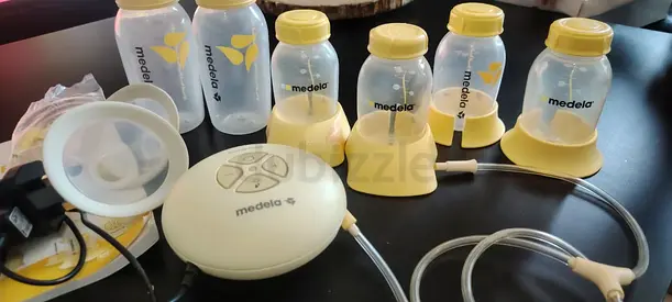 Medela electric breast pump with 6 feeding bottles and accessories - good condition