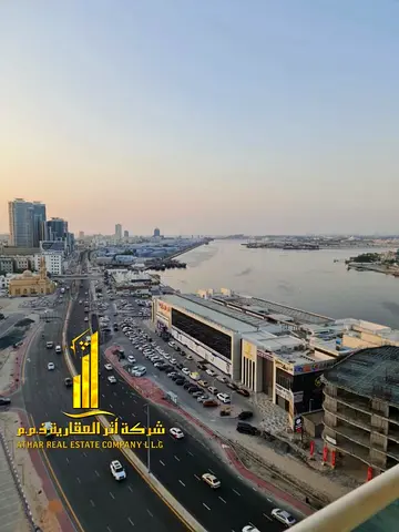لراغبي الفخامة والتميز شقة فاخرة للايجار الشهري ثلاث غرف  وصالة باطلالة بحرية مميزة مفروشة بالكامل باثاث فندقي راق جدا مع مطبخ مجهز بالكامل