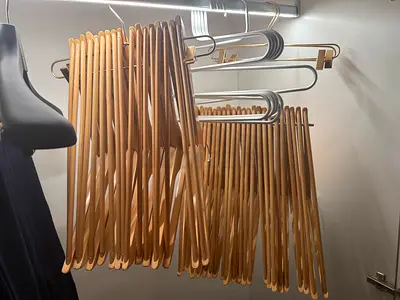 Lot of wooden clothes hangers - slim non-slip design (approx. 30+)