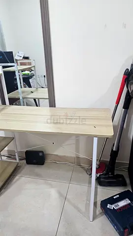 Computer table with bookshelf