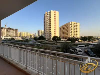 مبنى قيد التجديد وجاهز خلال سنة ونصف | مزايا 4 ليوان | شرفة وإطلالة على المدينة