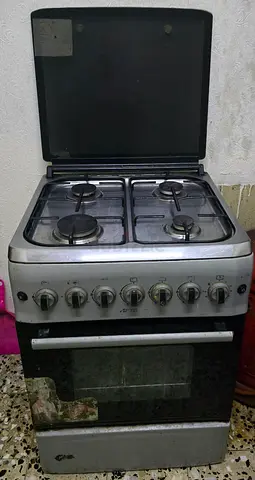 4 Burner Cooking Range with Oven – Excellent Condition