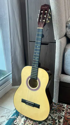 Guitar for sale with original bag and new set of wires + it’s never uses just sitting urgent sale