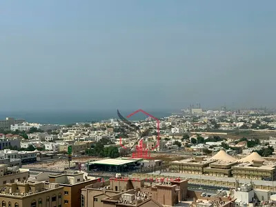 غرفتين وصالة باطلالة بحرية مع بلكونة و باركين مجانا و استور تخزين و خزائن بالحائط و جميع الغرف ماستر