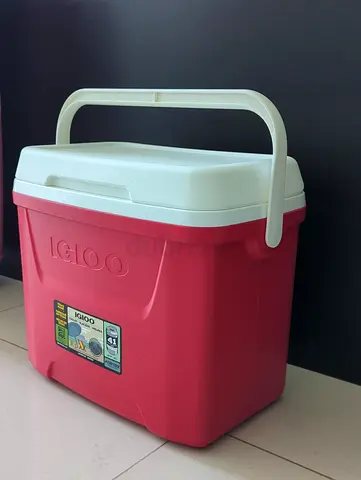 Igloo 28 Qt / 26L Ice Chest Cooler Box – Red & White (Holds 41 Cans)