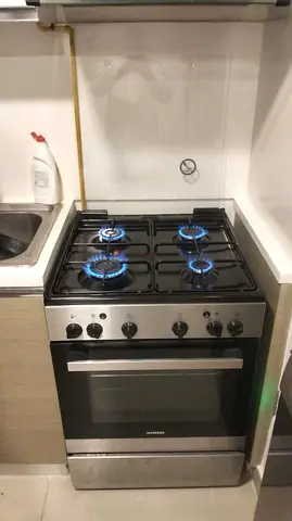 Siemens freestanding gas cooker with oven - good working condition