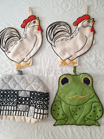 Set of 3 Decorative Kitchen Pot Holders and 1 Teapot Cover (Chicken, Frog, House), Never Used