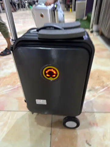 Airwheel SE3S Smart Electric Riding Luggage/Scooter Suitcase.