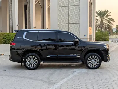 2019 Toyota LAND CRUISER photo 5