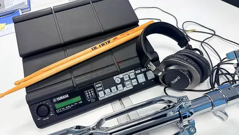 Roland/Yamaha Electronic Drum Module Kit with Headphones, Sticks and Mount