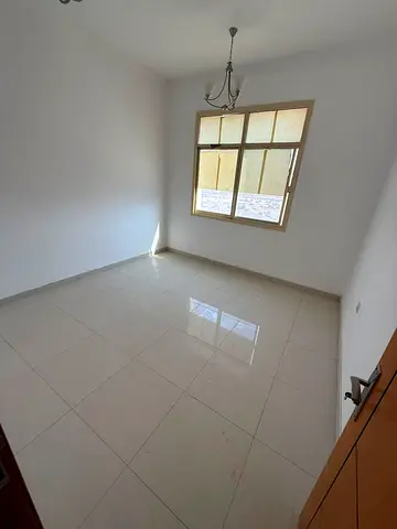 شقة غرفة وصالة للإيجار السنوي في الجرف 3 - إطلالة مفتوحة وقرب السوق الصيني