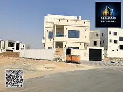 Luxury villa with a very spacious plot of land, two floors and a rooftop with a private pool. The pr
