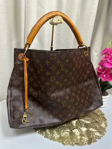 Authenticity not Guranteed Pre-loved Louis Vuitton Monogram Classic Hobo Shoulder Bag