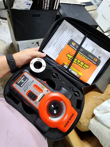 Selling a original Black+Decker BullsEye (BDL190S) 2-in-1 Auto-Leveling Laser & Stud Finder. Complet