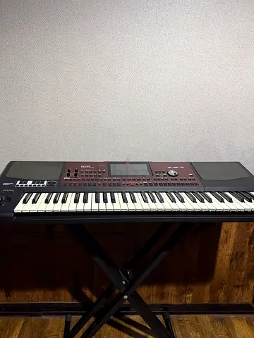 Korg Pa700 ORIENTAL – Loaded – Excellent Condition (with stand)