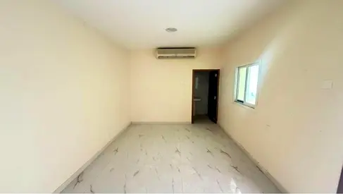 منطقة القادسية، الشارقة، الإمارات العربية المتحدة، بالقرب من شارع الشيخ زايد وشارع الوحدة، وقريبة من النباعة والمصلى.