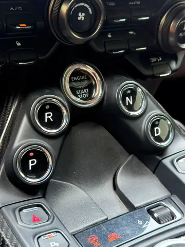 2022 Aston Martin VANTAGE — миниатюра 12