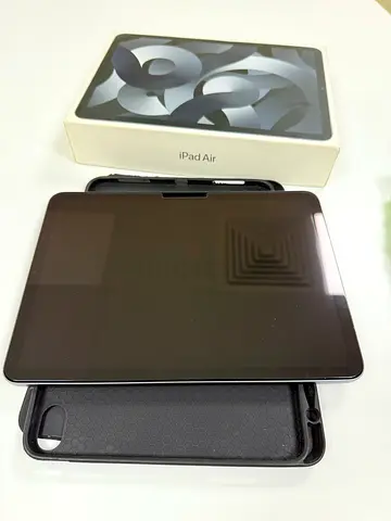 iPad Air 5th 2022(with box and protective case