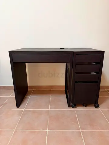 Desk with Drawers – AED 150

Dark wood desk with a separate drawer unit on wheels.
