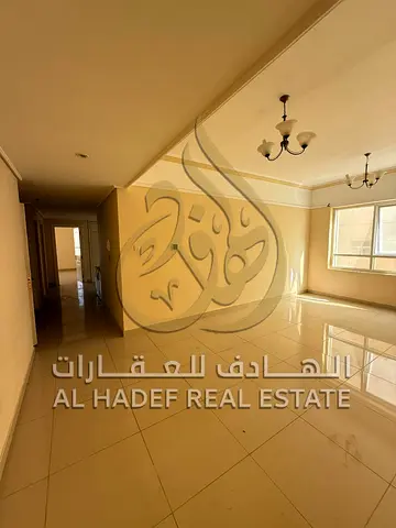 3 غرف وصالة في الخان، الشارقة. خزائن حائط وموقف مجاني. 50 ألف سنوياً، الدفع على 4 أو 6 دفعات.