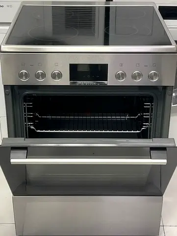 Bosch Series 6 free-standing electric cooker in stainless steel with a 4-zone glass ceramic hob and