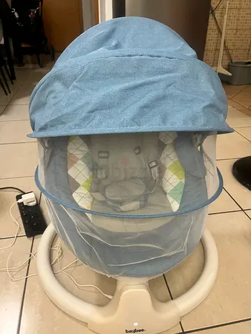 Baby rocker/soothing bouncer with built-in lullabies and remote