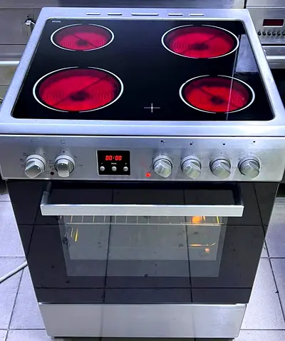 Electric ceramic hob with built-in oven - good working condition