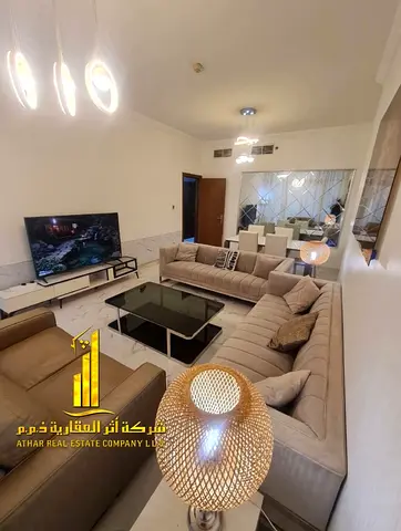 شقة فخمة ثلاثة غرفة وصالة اطلالة مفتوحة بعجمان - الراشدية1 - ابراج الواحة  - مفروشة  للايجار الشهرى