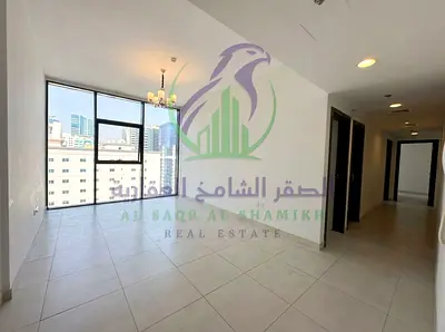 شقة غرفتين وصالة للإيجار السنوي في الممزر الشارقة بإطلالات بانورامية وغرفتين ماستر ومطبخ مضيء وثلاثة حمامات وباركينغ مجاني