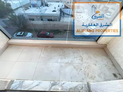 غرفة وصالة بمساحة مناسبة للسكن العائلي بموقع مميز و خدمي