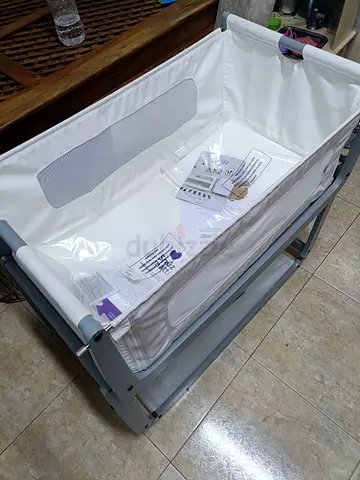 Portable baby bassinet / cradle with storage shelf - light grey/white