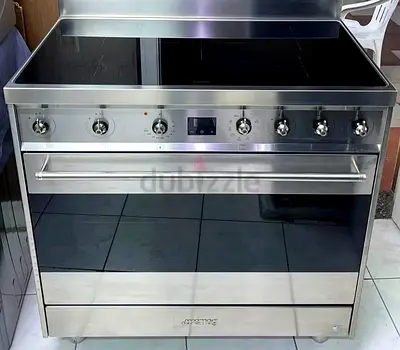 Smeg brand 5 burner induction cooker like new condition perfect working