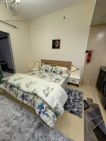 متاح للإيجار استديو مفروش للايجار الشهري في أبراج الياسمين عجمان بمساحة كبيرة وتوزيع عملي يوفر مساحة مريحة للسكن مع بلكون وموقف سيارة خاص