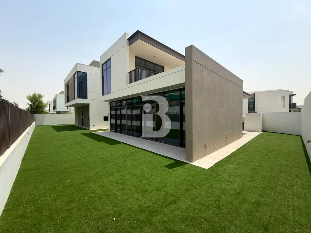 Largest Layout | Corner plot | By the Pool