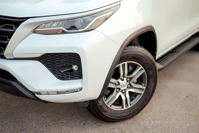 2025 Toyota FORTUNER 照片 3