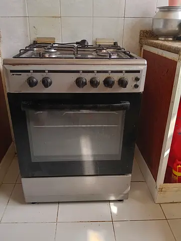 Used freestanding gas cooker with oven - 4 burners