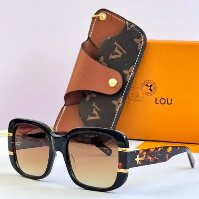 style oversized square sunglasses with case (used)