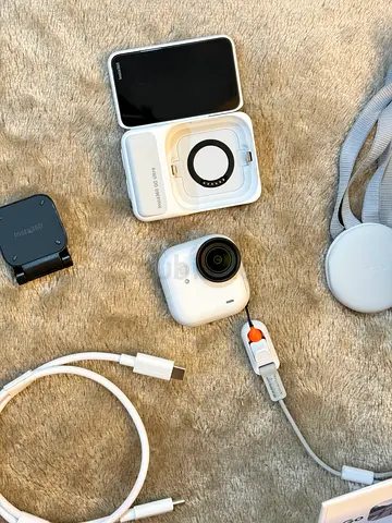 Insta360 GO Ultra White - Standard Bundle (with Carrying Case)