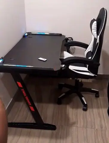 Gaming desk and ergonomic gaming chair set - good condition
