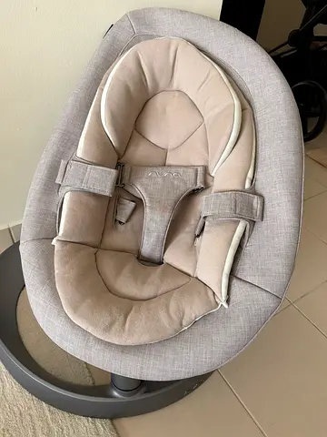 Baby bouncer/rocker seat in good brand new (neutral beige)