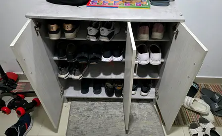 Shoe cabinet