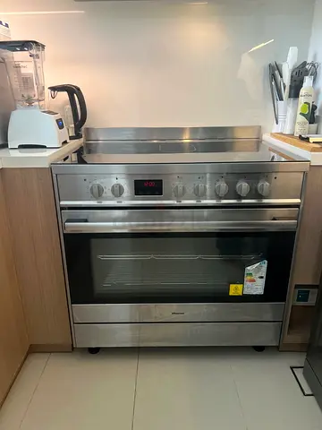 Hisense Stainless steel freestanding electric oven with 5 burner ceramic hob