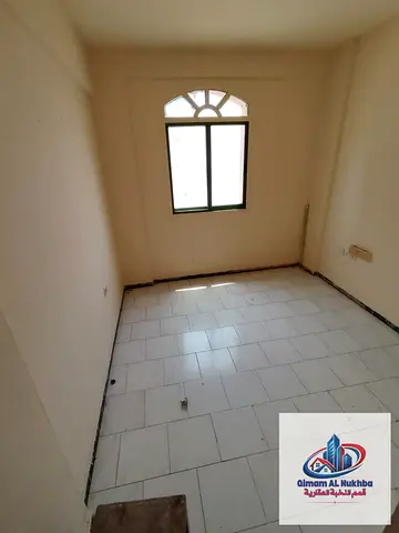 استوديو للعزاب في الشويهين، مساحة جيدة ومطبخ منفصل وبلكونة وغاز مركزي، بدون تكييف، 14 ألف سنويًا، 4 دفعات، تأمين 2000 مؤجل 3 شهور.