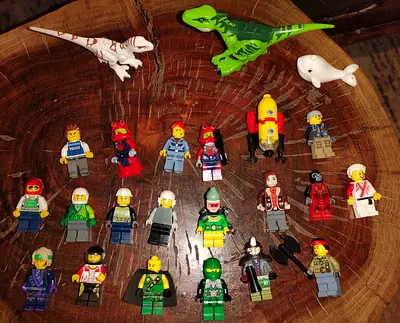 Lot of 20+ LEGO minifigures and small dinosaur/toy accessories - used set