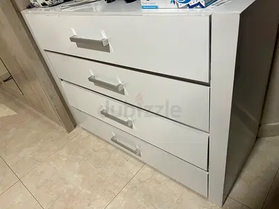 White 4-Drawer Chest / Dresser in Good Condition