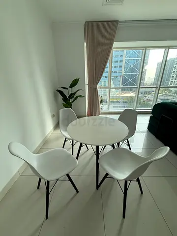 Modern White Round Dining Table with 4 White Molded Chairs
