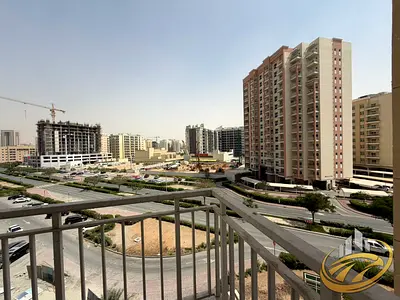 مبنى قيد التجديد وجاهز خلال سنة ونصف | مزايا 4 ليوان | شرفة وإطلالة على المدينة