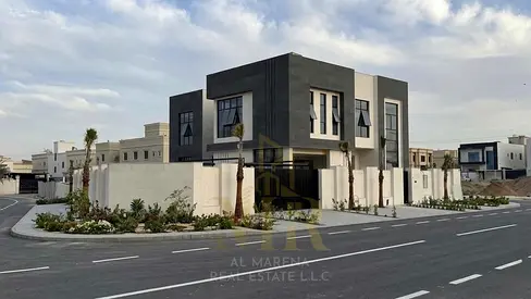 فيلا كورنر تصميم مميز_مسبح خاص + مصعد + موقع بجوار الحديقه والخدمات السعر يشمل الكهرباء_ المياه_ المكيفات