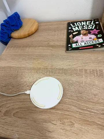 White wireless charging pad (Qi) - excellent working condition