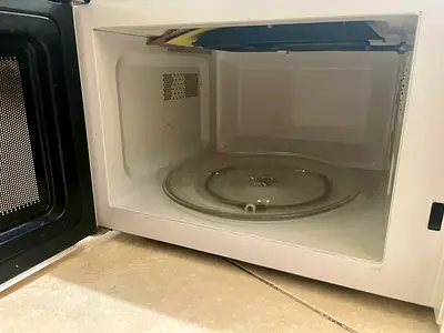 Microwave – Good Condition, Clean & Fully Functional
